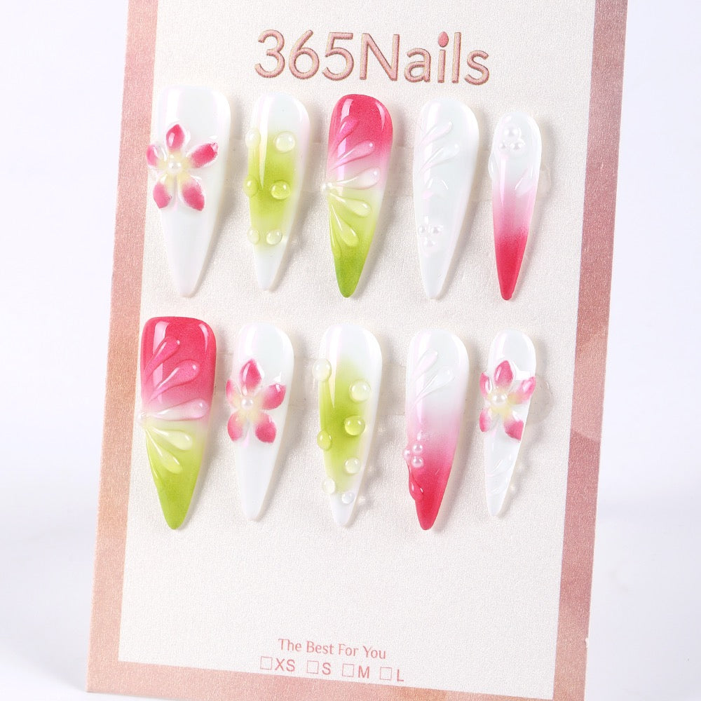 Uñas postizas francesas 365Nails con degradado rosa-lima lechoso y diseño floral 3D.