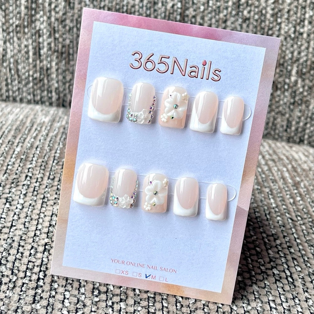 365nails : "French 3D fleurs blanches et strass" – Ongles carrés mi-longs sculptés à la main