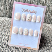 365nails : "French 3D fleurs blanches et strass" – Ongles carrés mi-longs sculptés à la main