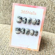 365nails 奢華標誌：「霧面復古玫瑰」— 黑色花卉與3D銀鍊 手工製 方圓形甲片