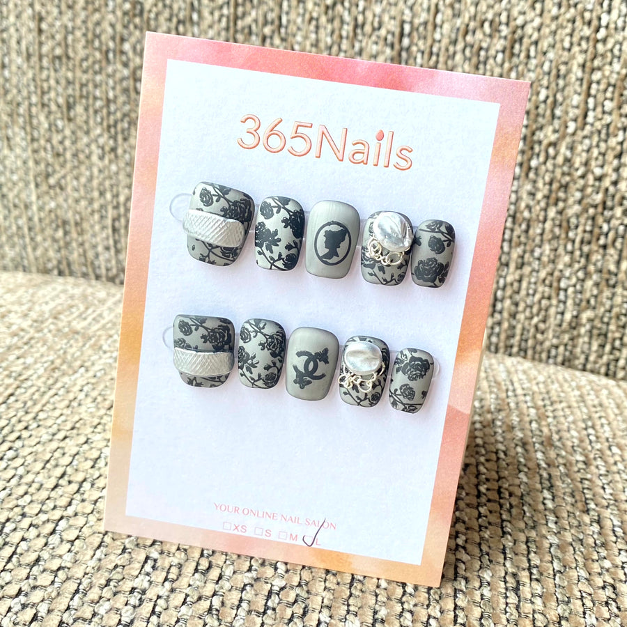 365nails 奢華標誌：「霧面復古玫瑰」— 黑色花卉與3D銀鍊 手工製 方圓形甲片