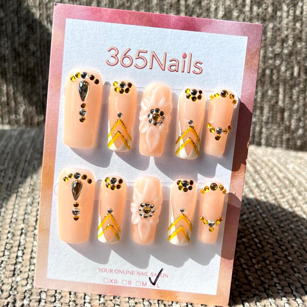 365nails: "골든 아워" – 3D 크리스탈 & 쉐브론 수제 미디엄 스퀘어형 네일