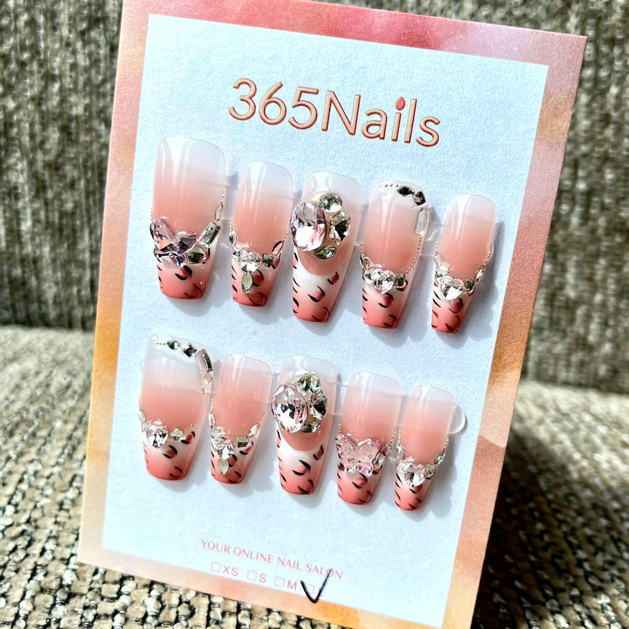 365nails : "Panthère rose" – Léopard peint à la main et strass, ongles forme coffin fait main