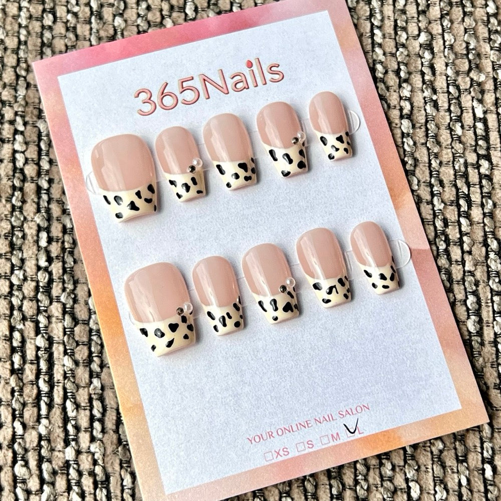 365nails: "Francesinha com Estampa de Vaca" – Unhas Postiças Quadradas Curtas Feitas à Mão