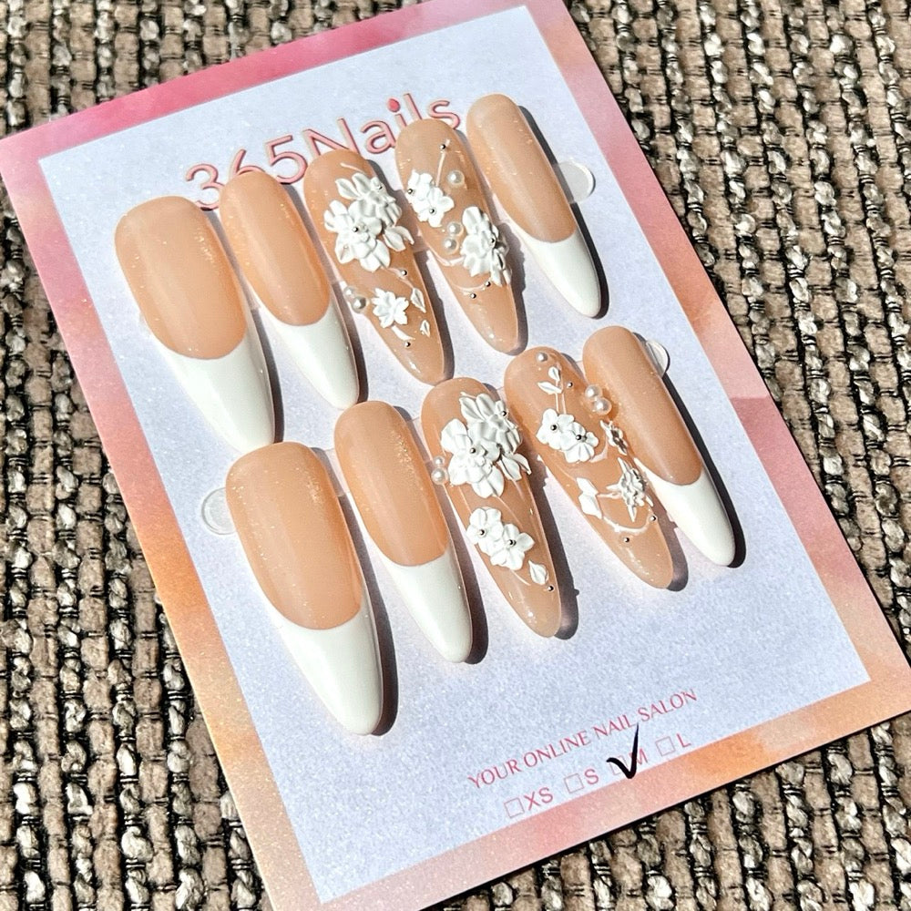 365nails: "Pearl Petal Blush" – Unhas Postiças Artesanais 3D Brancas Florais Nude Formato Amêndoa