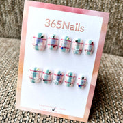 365nails: "Nœud Pastel" – Ongles carrés courts personnage 3D fait main