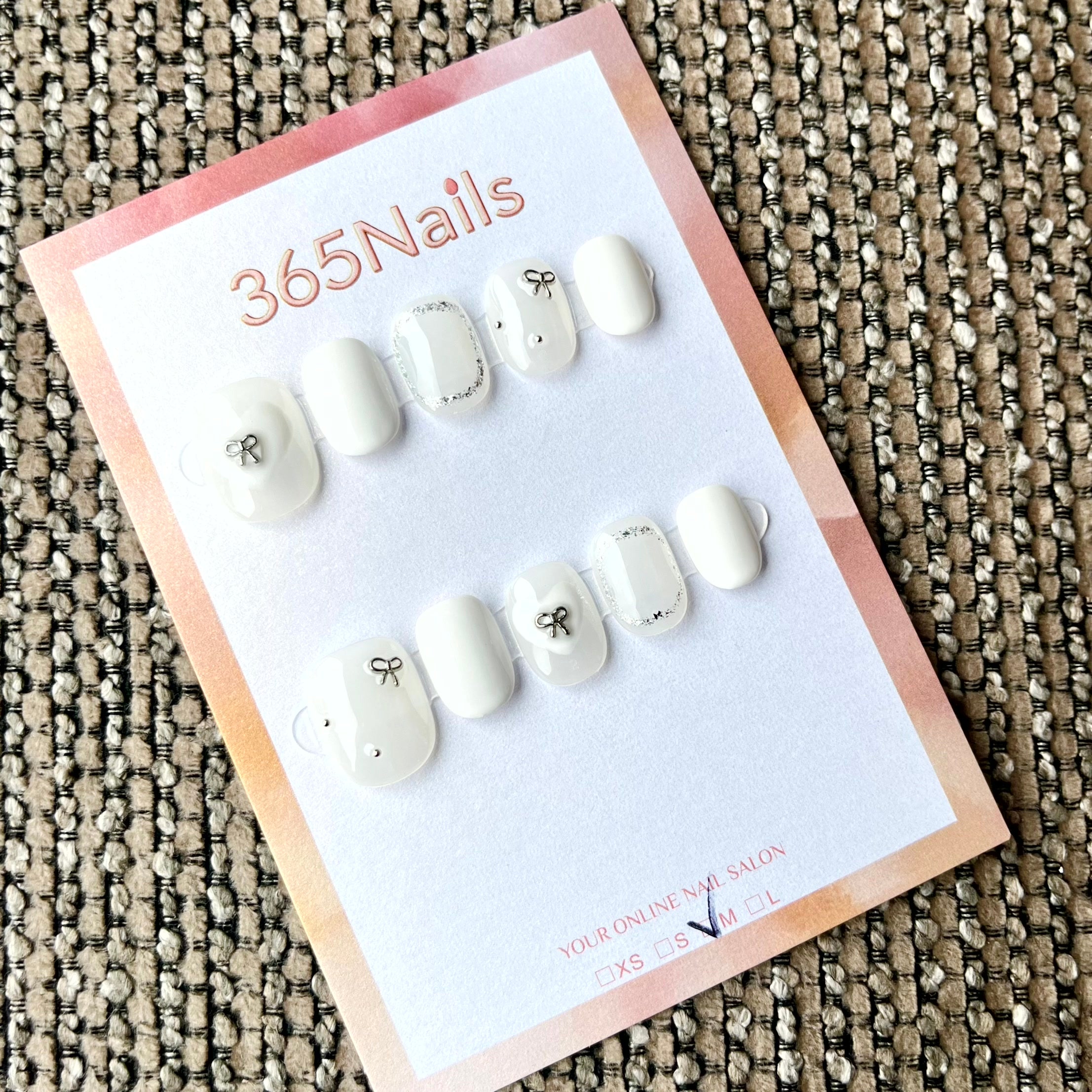 365nails: "Murmures de Porcelaine" – Ongles carrés courts nœud 3D et strass fait main