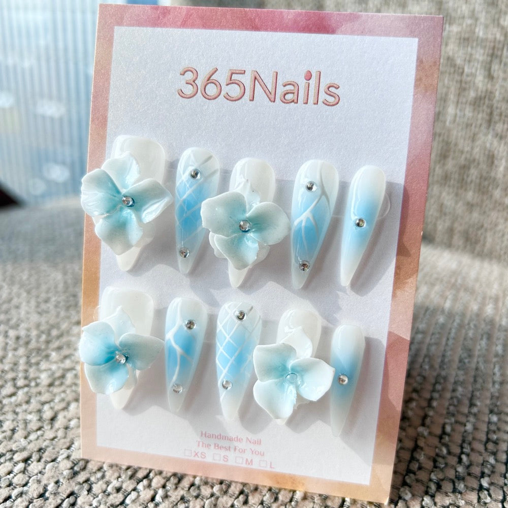Flora Esculpida: "Flor Azul Etérea" – Flores 3D e Grade Ombré em Unhas Stiletto Longas