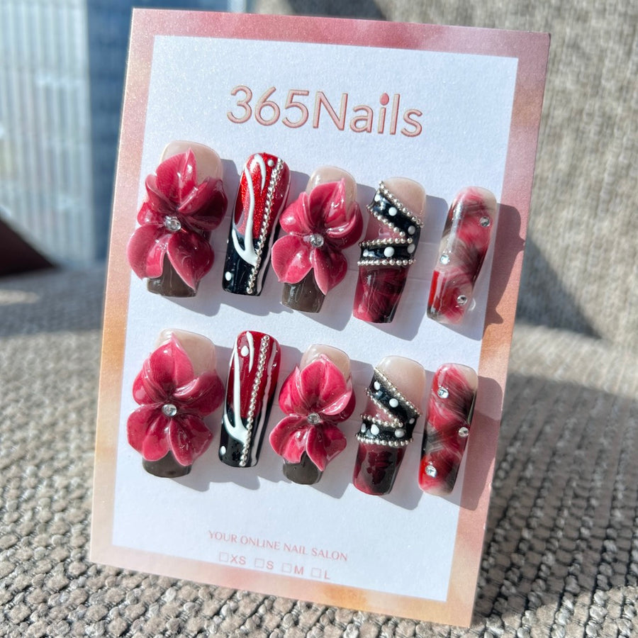 Sculpted Flora : « Gothique Rouge » – ongles forme coffin 3D hibiscus bordeaux & art tribal noir avec perles argentées