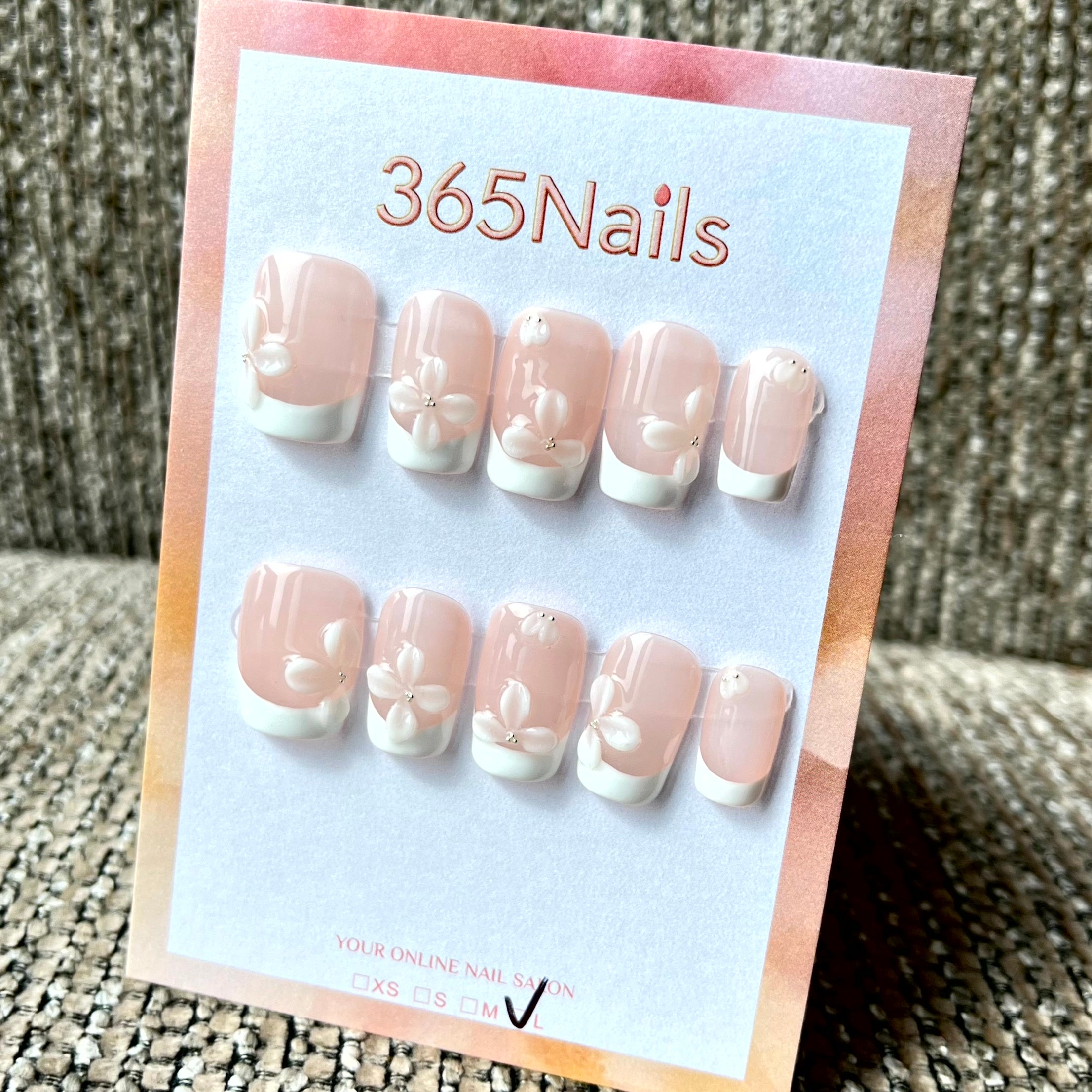 365nails: "Pétale rose" – Floral 3D et French Tip – Ongles press-on faits main de forme amande courts