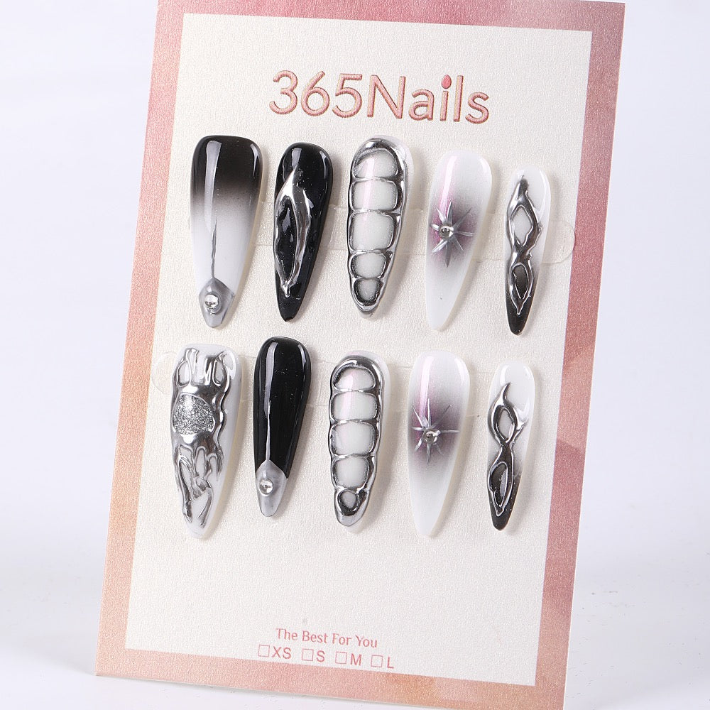 Uñas postizas 365nails con degradado gris frío y cadena metálica, estilo futurista.