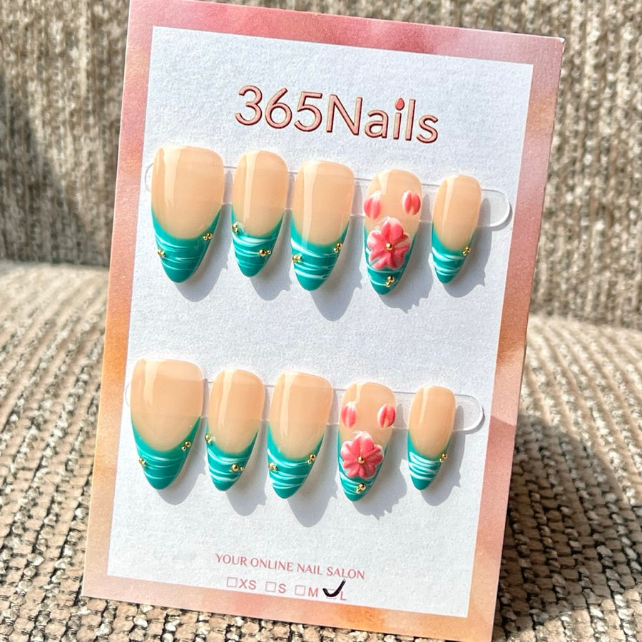 365nails — Ongles press-on mi-longs forme stiletto, fleurs 3D et effet vague nude et sarcelle — Faits main