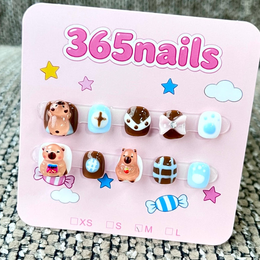 365nails: "Cozy Cocoa Pals" – 3D 동물·리본 수제 숏 스퀘어형 네일