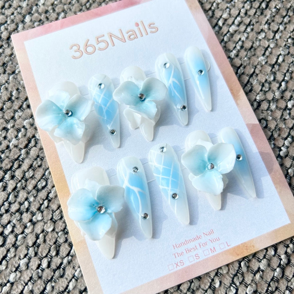 Flora Esculpida: "Flor Azul Etérea" – Flores 3D e Grade Ombré em Unhas Stiletto Longas