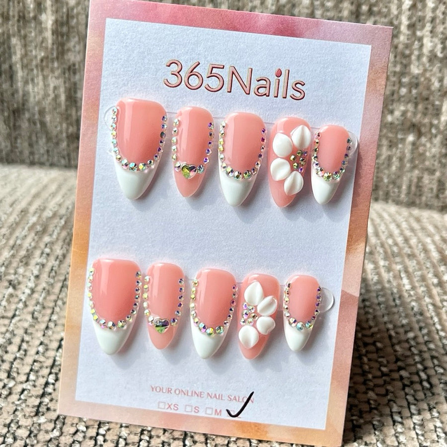 365nails: 핑크 화이트 꽃 라인스톤 하트 – 수제 미디엄 스틸레토형 프레스온 네일
