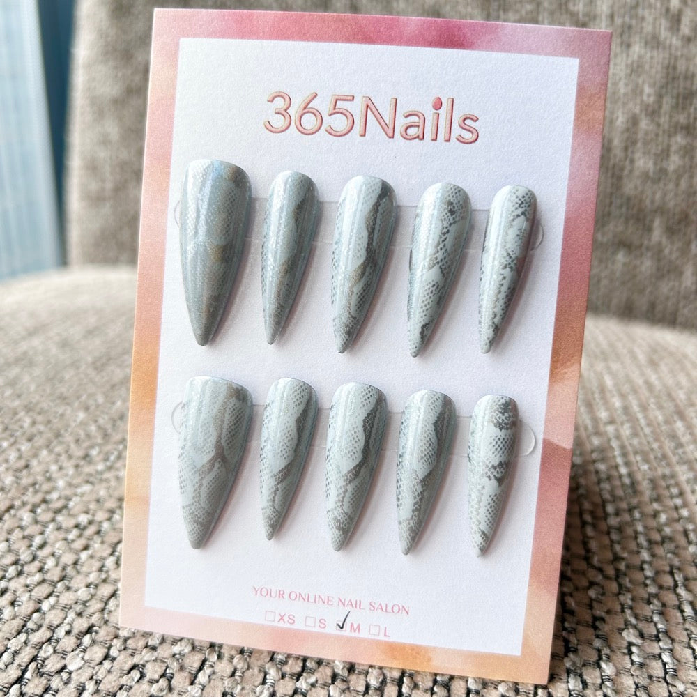 Femme Fatale: "Ash Python" – Unhas Stiletto Longas com Estampa Realista de Pele de Cobra em Cinza Claro e Azul Sálvia