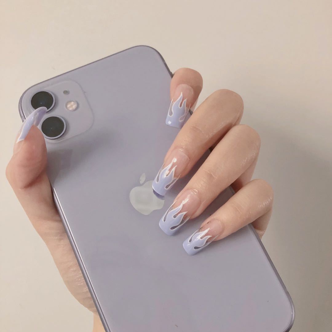 Unhas postiças com chamas azuis claras ｜ 365nails