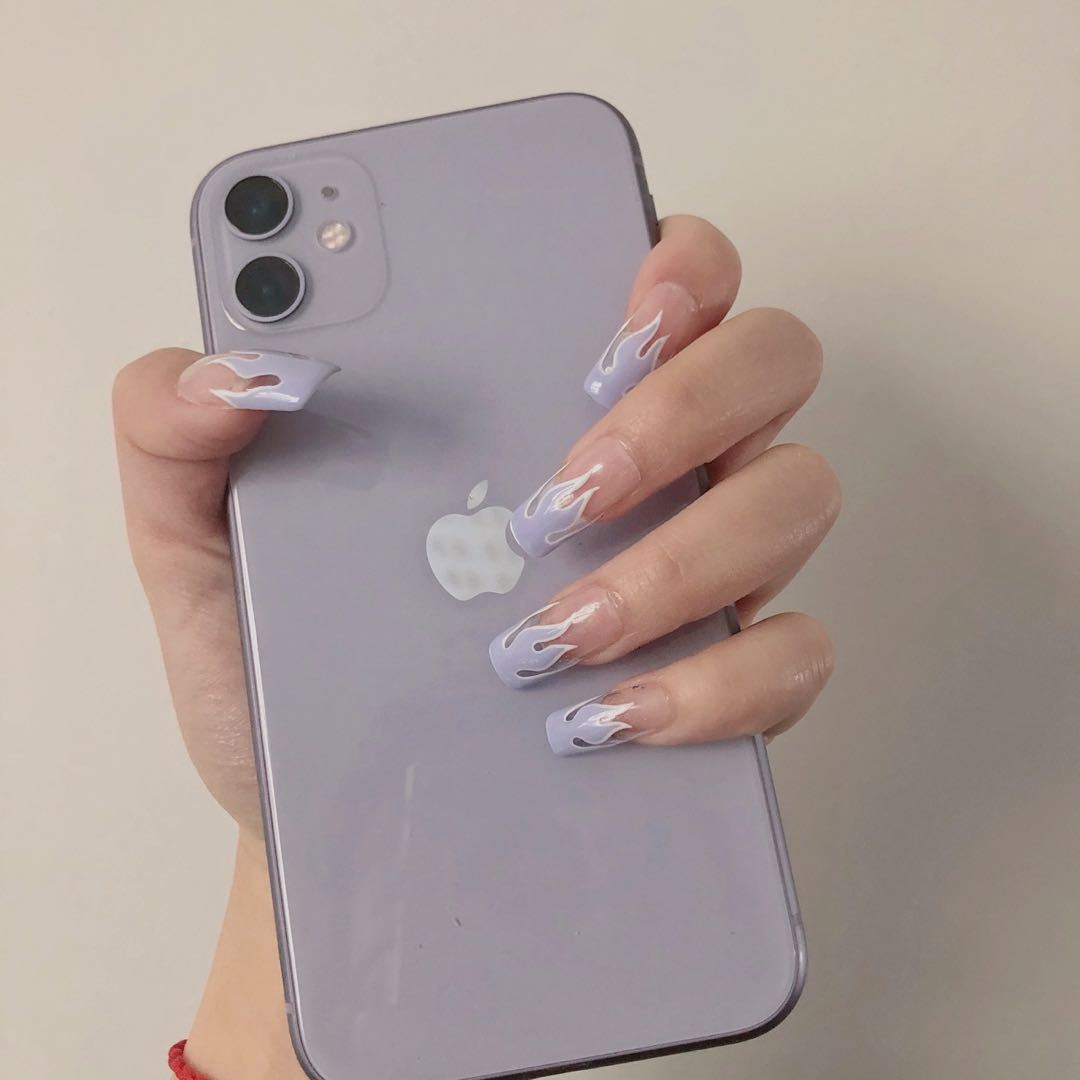 Unhas postiças com chamas azuis claras ｜ 365nails