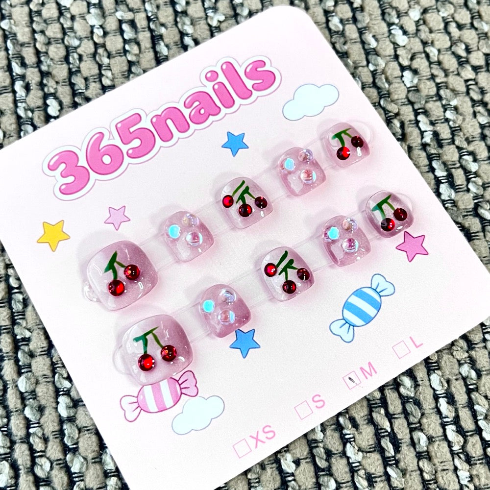 365nails: "Cereza Cristal" – Uñas Cuadradas Cortas 3D con Frutas y Pedrería Hechas a Mano