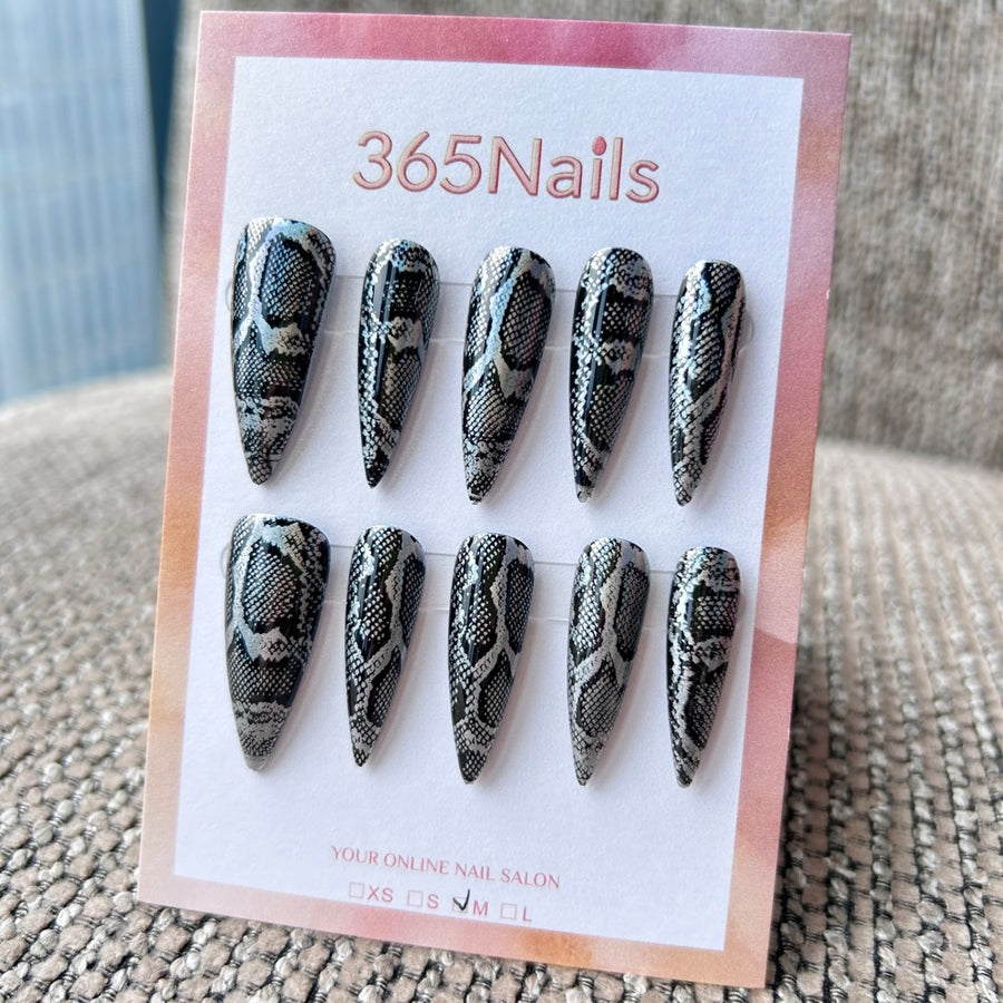 Femme Fatale: "Metallic Python" – Unhas Stiletto Longas Pretas e Prata Cromado com Estampa de Pele de Cobra