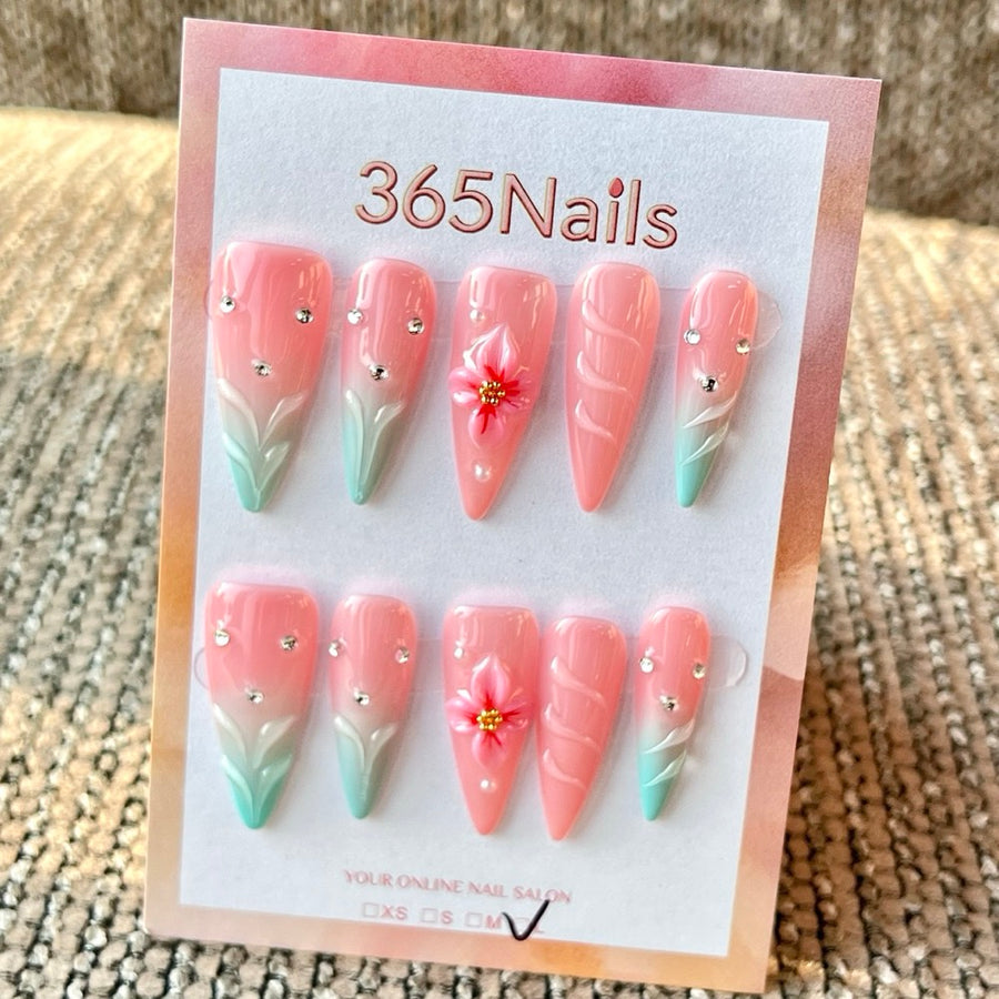 365nails — Ongles press-on mi-longs fait main, forme stiletto, fleurs roses et bleues avec strass 3D