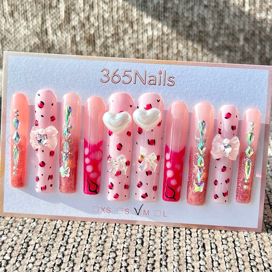 365nails : Ongles press-on fait main longs, forme trapèze, motif léopard rose avec perles et cœur