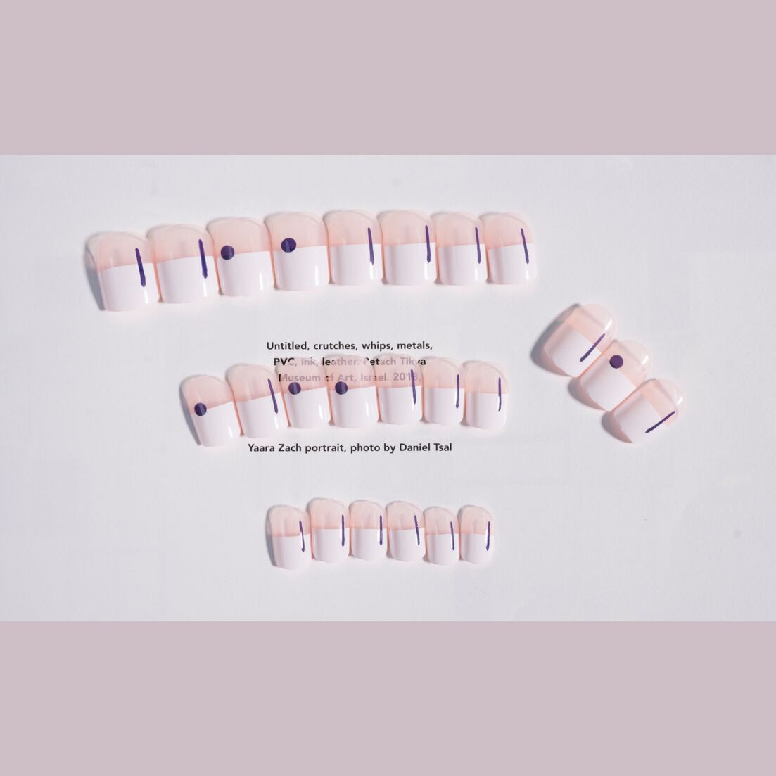 Unhas postiças com acabamento em grafite e bolinhas brancas e azuis ｜365nails