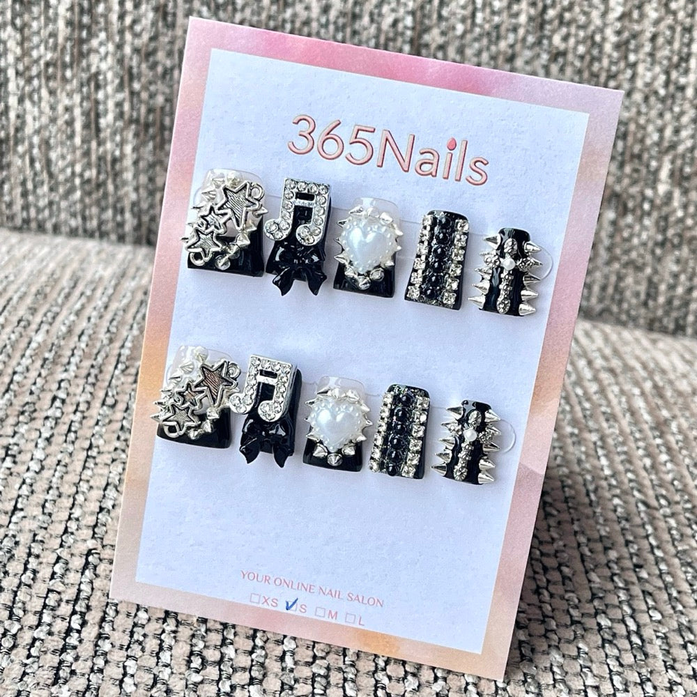 365nails : "Rock punk star musique pics et strass" – Ongles carrés mi-longs avec charme métal 3D faits main