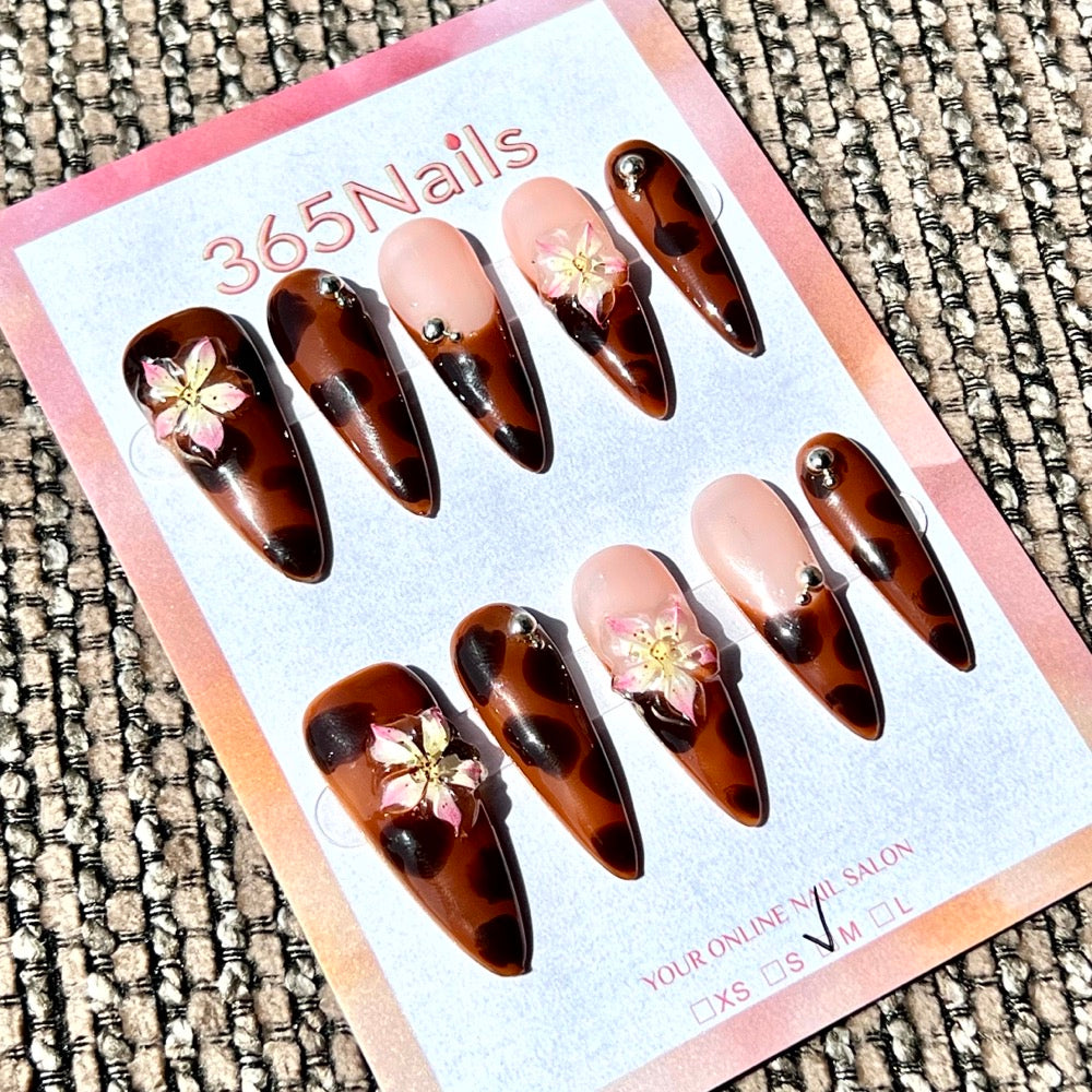 "Amber Tortoiseshell" - Leopard Print and Dried Flower Almond Nails