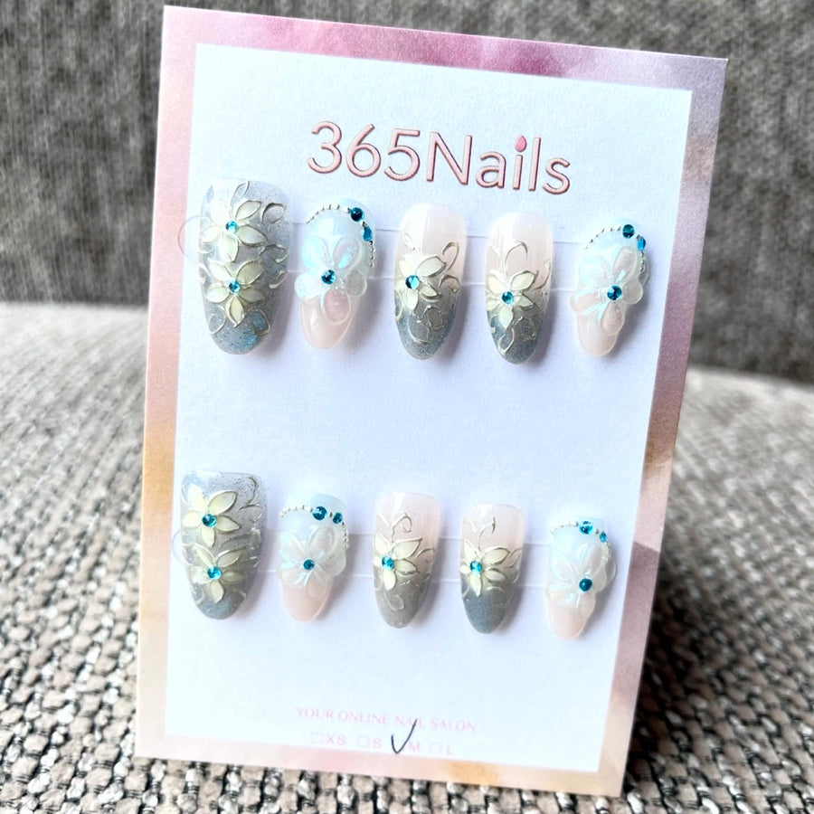 365nails: "Glacial Whisper" – 3D 플로럴 & 옴브레 수제 미디엄 아몬드형 네일