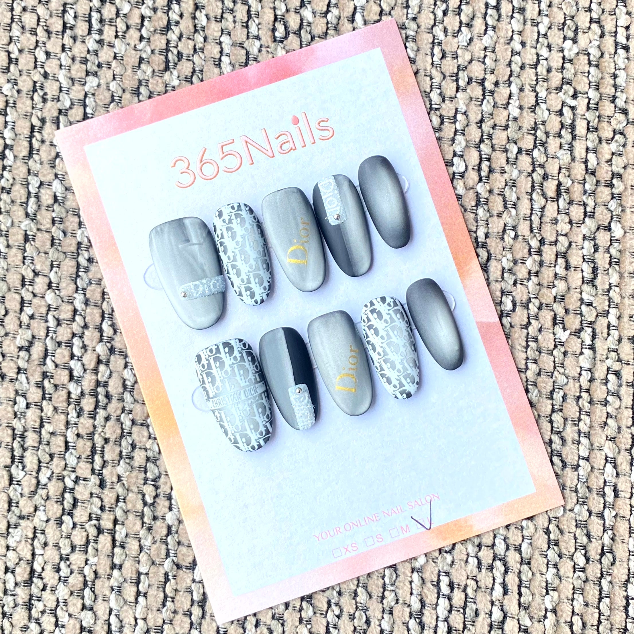 Logo de luxe 365nails : « Élégance gris mat » – Monogramme blanc et bracelet 3D, ongles squoval fait main