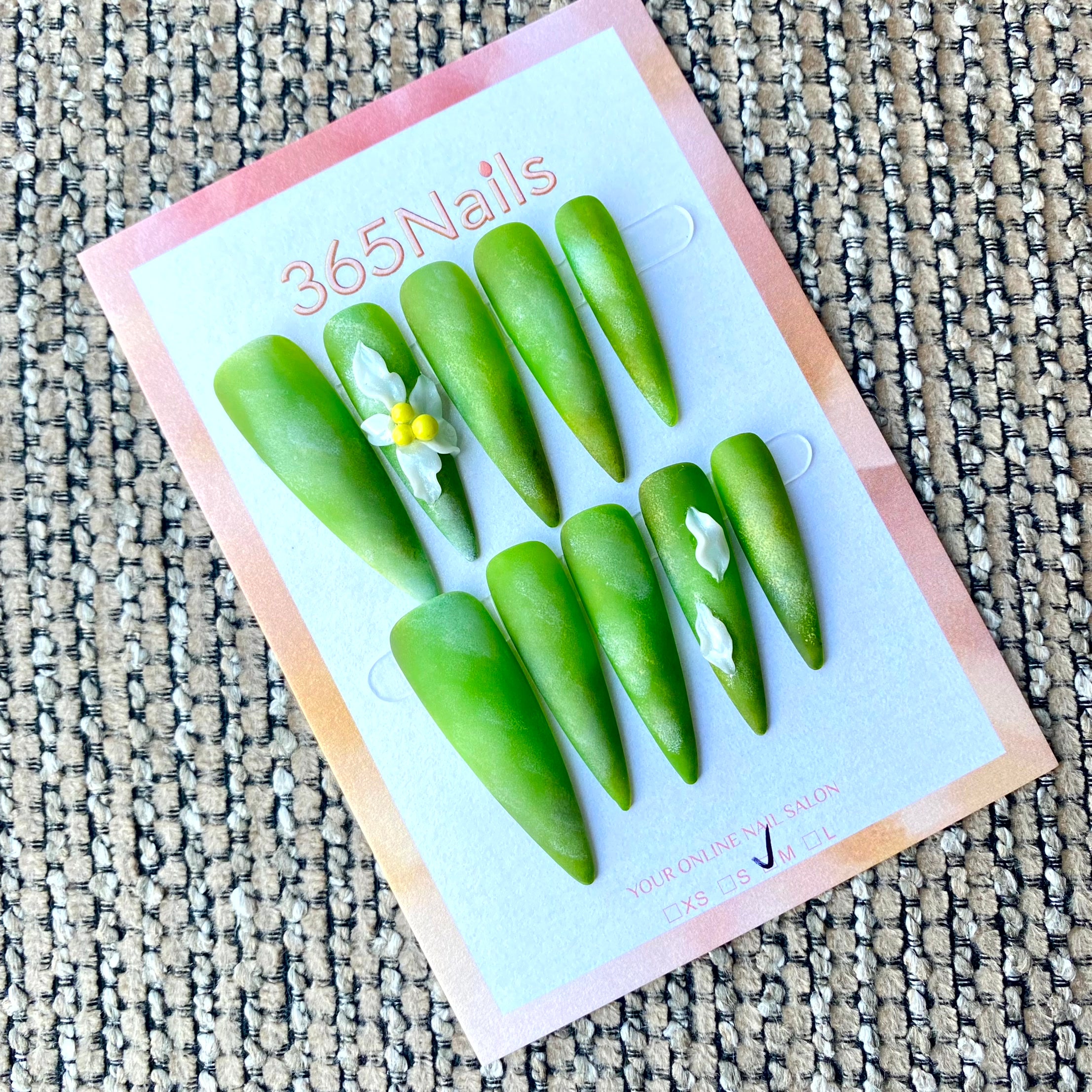 365nails: "Floraison Verdoyante" – Ongles stiletto fait main mats floraux
