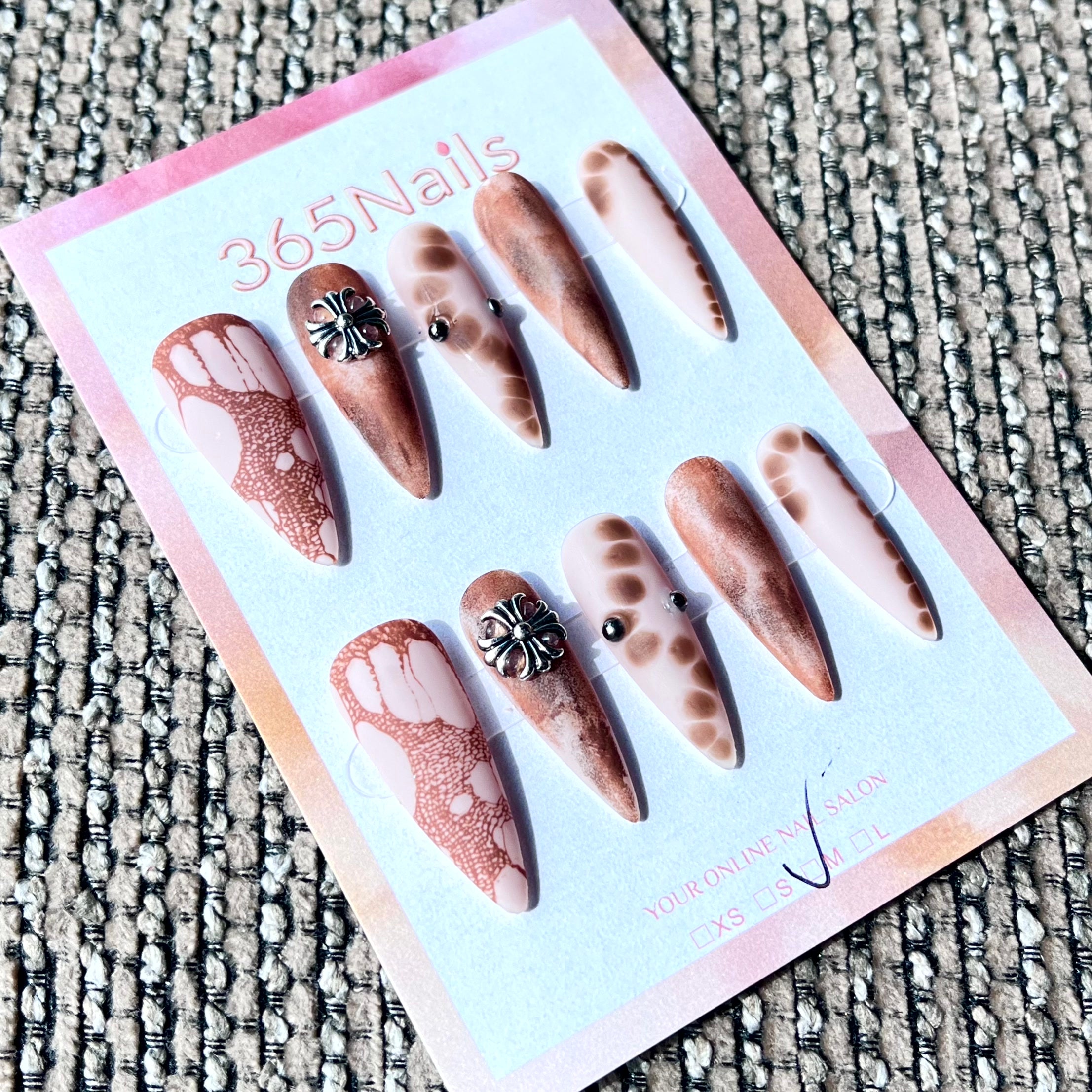 365nails: "咖啡蕾絲十字" – 手工製 長款 銳利尖形 穿戴甲