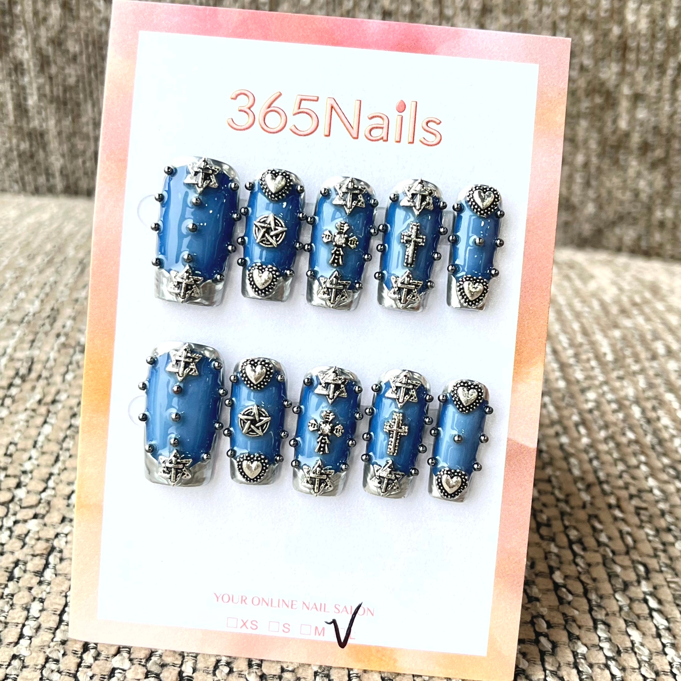 365nails：「Celestial Rebel」— 3D 銀色十字架與金屬鉚釘 手工製 棺材形 穿戴甲