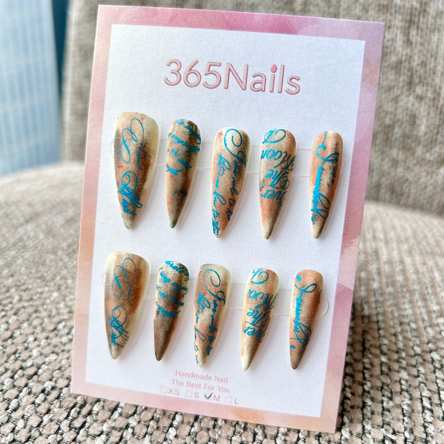 Femme Fatale: "Manuscrit Sépia" – aérographe marron brûlé vintage avec calligraphie bleue, ongles press-on longs forme stiletto