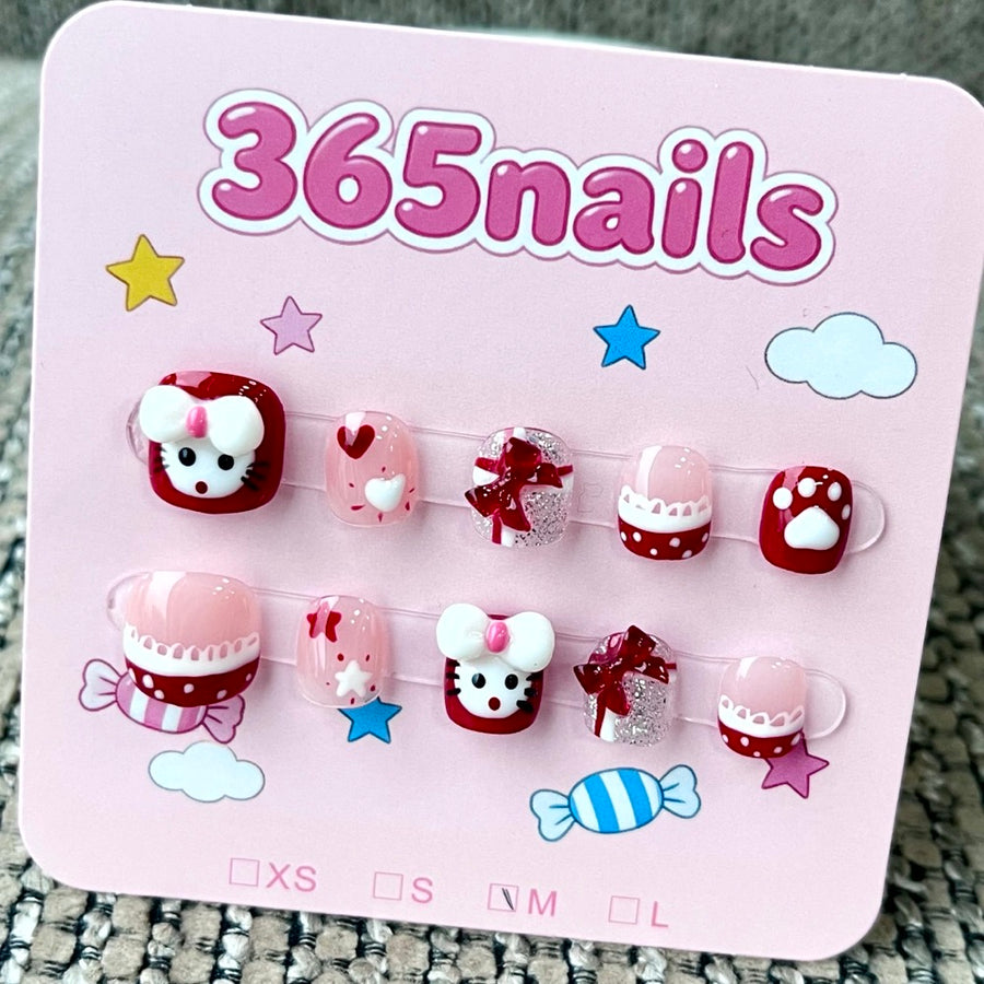 365nails: "Hello Kitty's Cozy Cabin" – 3D 캐릭터 & 체크 수제 숏 스퀘어형 네일