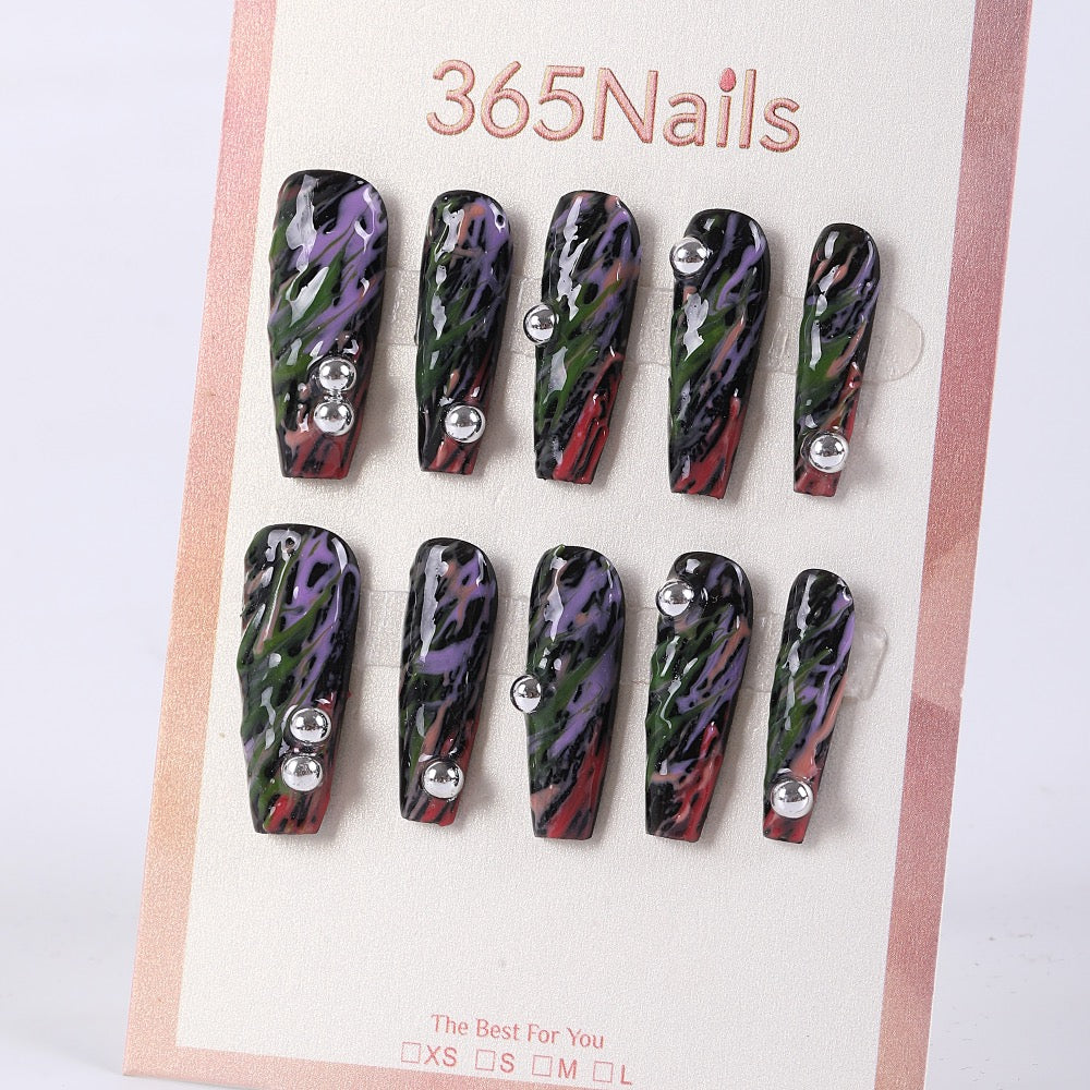 Uñas postizas 365nails, base negra estilo grafiti nocturno con estrás ondulados.