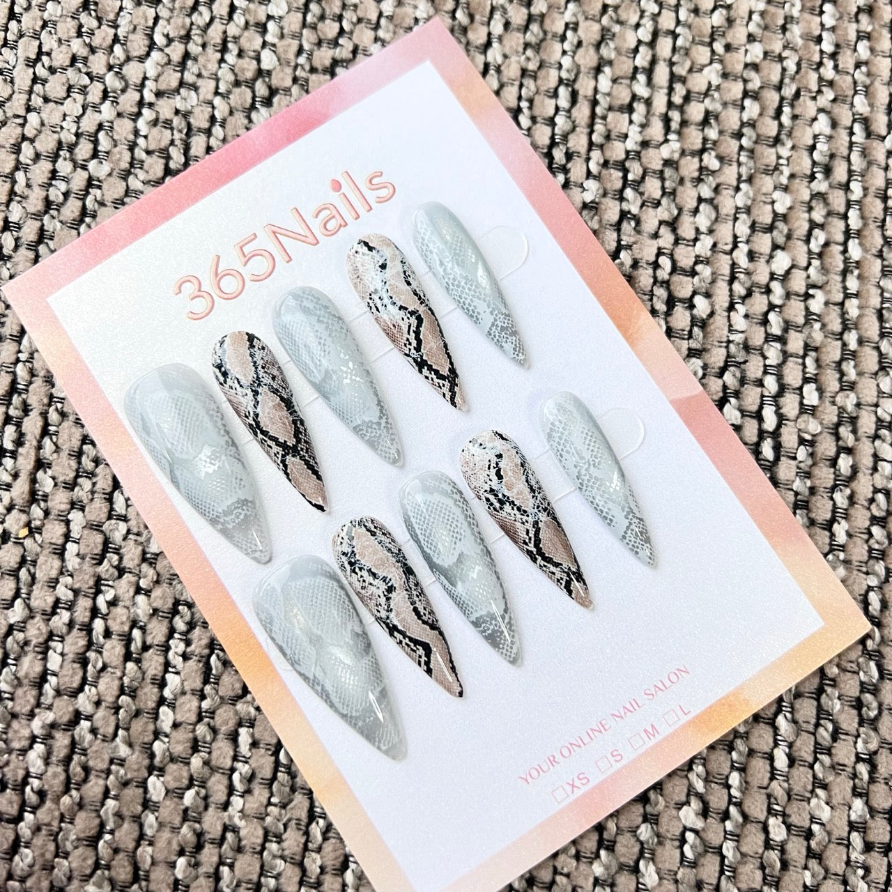 Cosmic Fatale: "Ice Python Edge" – Unhas Postiças Artesanais de Stiletto Longas e Afiadas