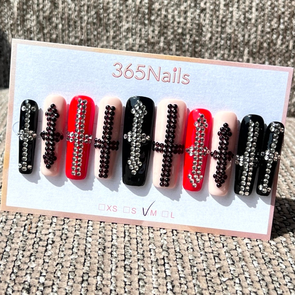 365nails: "神聖叛逆" – 3D 水晶十字架手工製棺材形穿戴甲