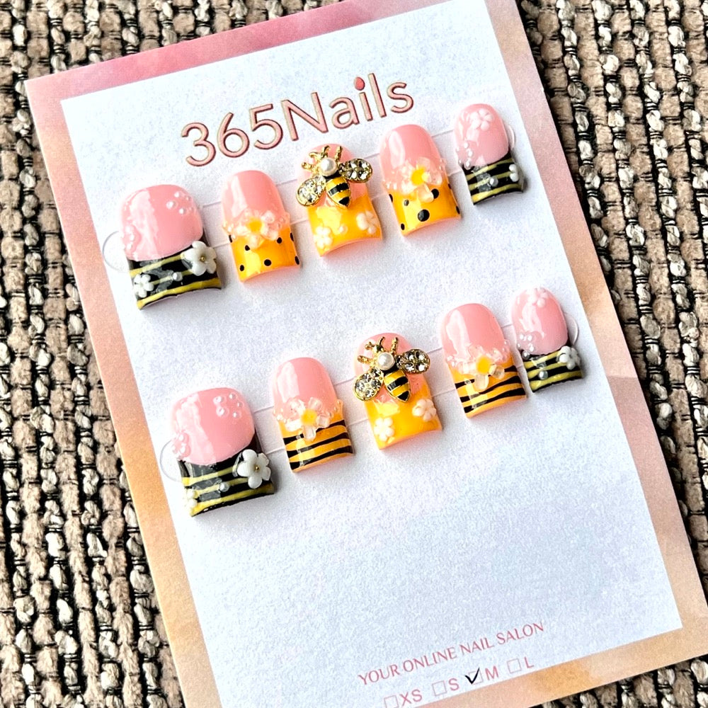 Manucure française rose avec abeille et motif floral - Vente en gros d'ongles press-on faits main ultra-souples à ajustement flexible (MOQ=100)