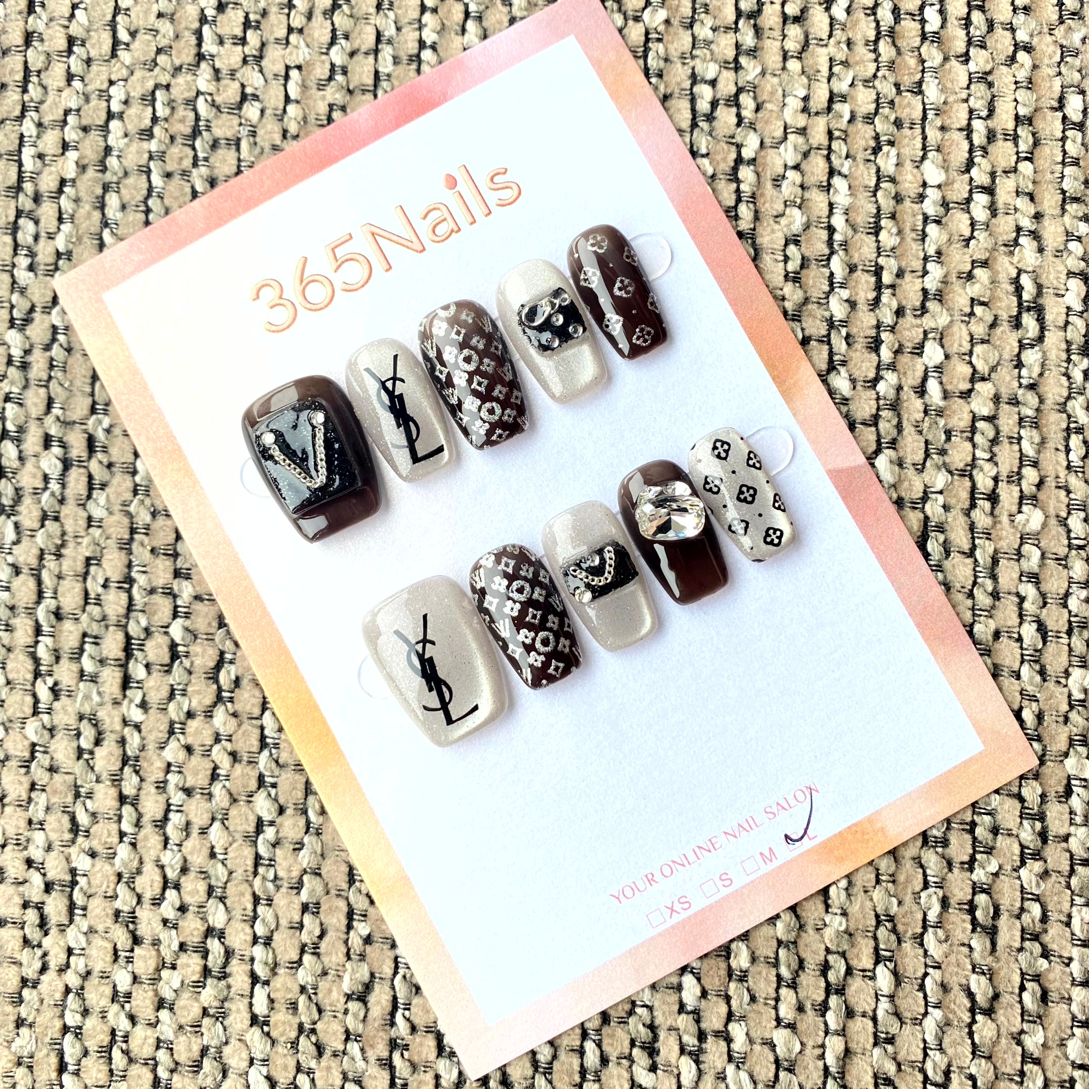 럭셔리 로고 365nails: "에스프레소 럭셔리 믹스" – 3D 가방 참 & 실버 타이포그래피 수제 스쿼발형 네일