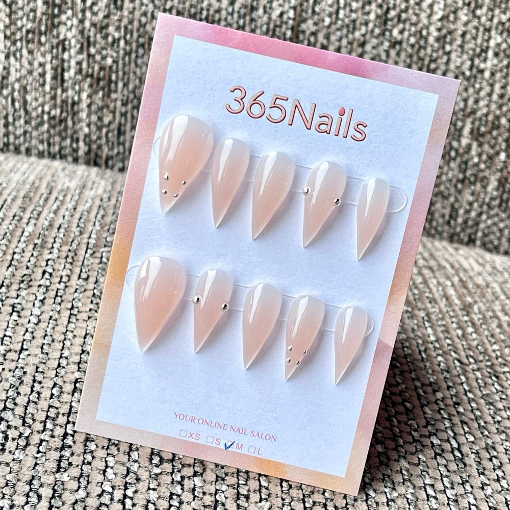 365nails: "Jelly Nude avec Minuscules Perles Argentées Minimal" – Simple Élégant Fait Main Ongles Longs Forme Stiletto