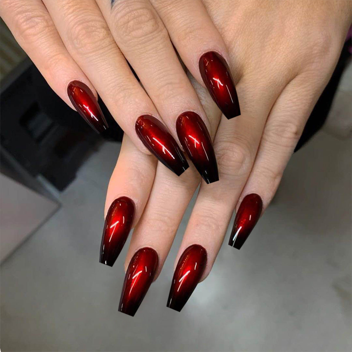 Parche de manicura con acabado de ballet largo con cambio gradual en rojo y negro, parche para uñas impermeable y extraíble ｜365nails