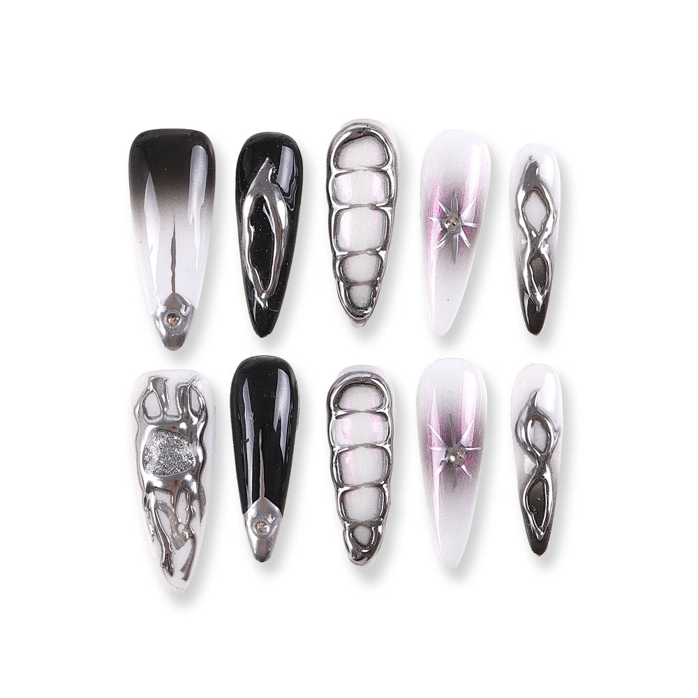 Uñas postizas 365nails con degradado gris frío y cadena metálica, estilo futurista.