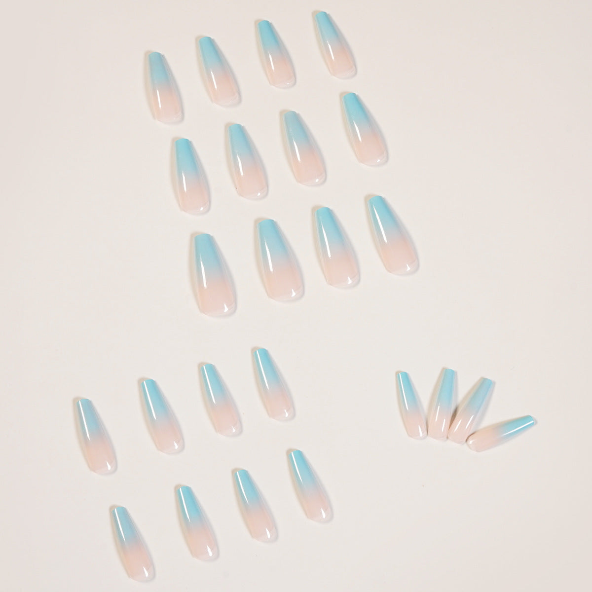 Unhas longas de balé com mudança gradual azul destacáveis e acabamento ｜365nails