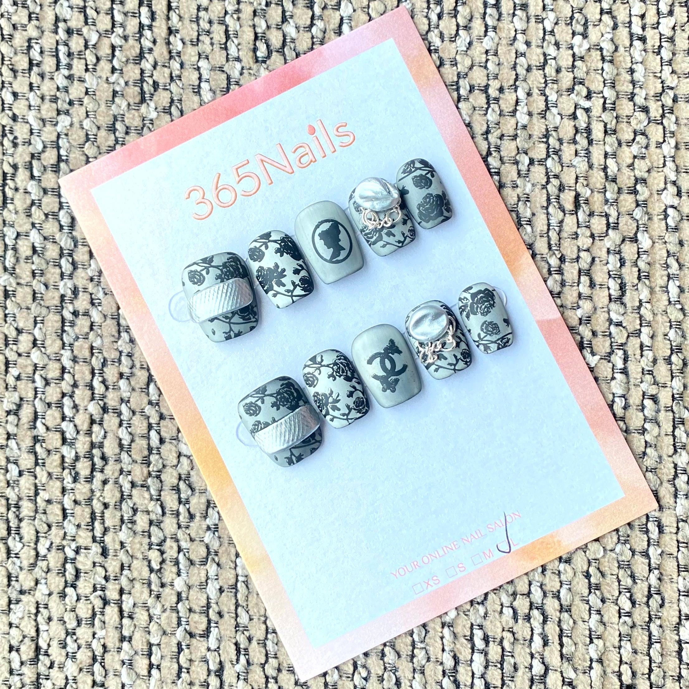 365nails 奢華標誌：「霧面復古玫瑰」— 黑色花卉與3D銀鍊 手工製 方圓形甲片