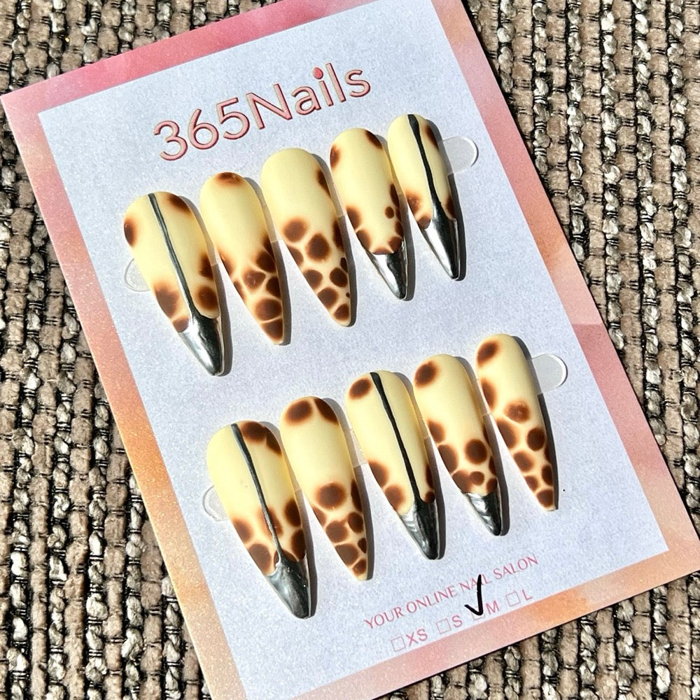 365nails : « Safari girafe & pointe argentée » — Accent métallique, ongles faits main forme stiletto
