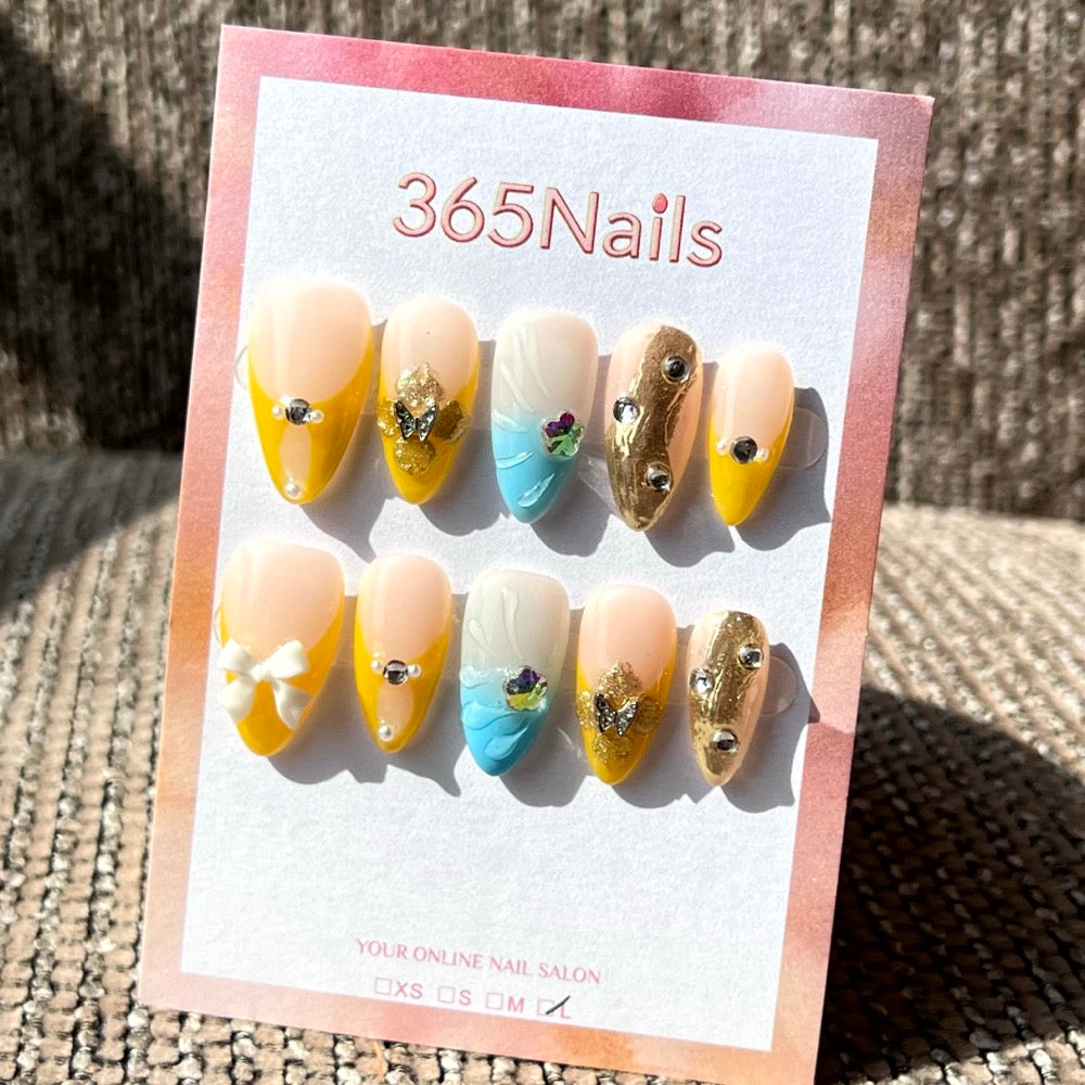 365nails: "금빛 나비" – 3D 크리스탈 & 프렌치 팁 수제 아몬드형 네일