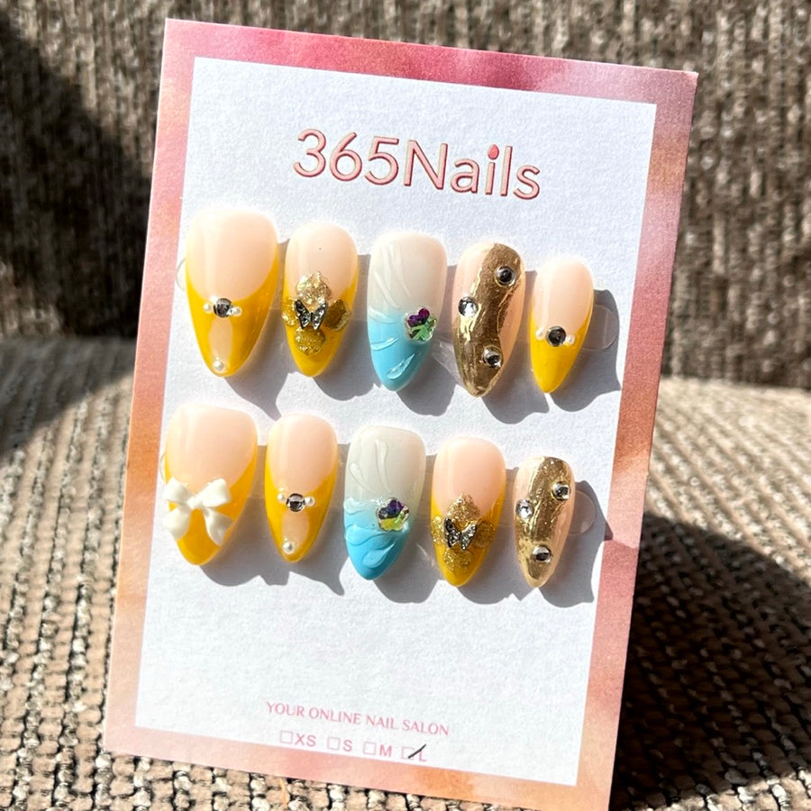 365nails: "금빛 나비" – 3D 크리스탈 & 프렌치 팁 수제 아몬드형 네일