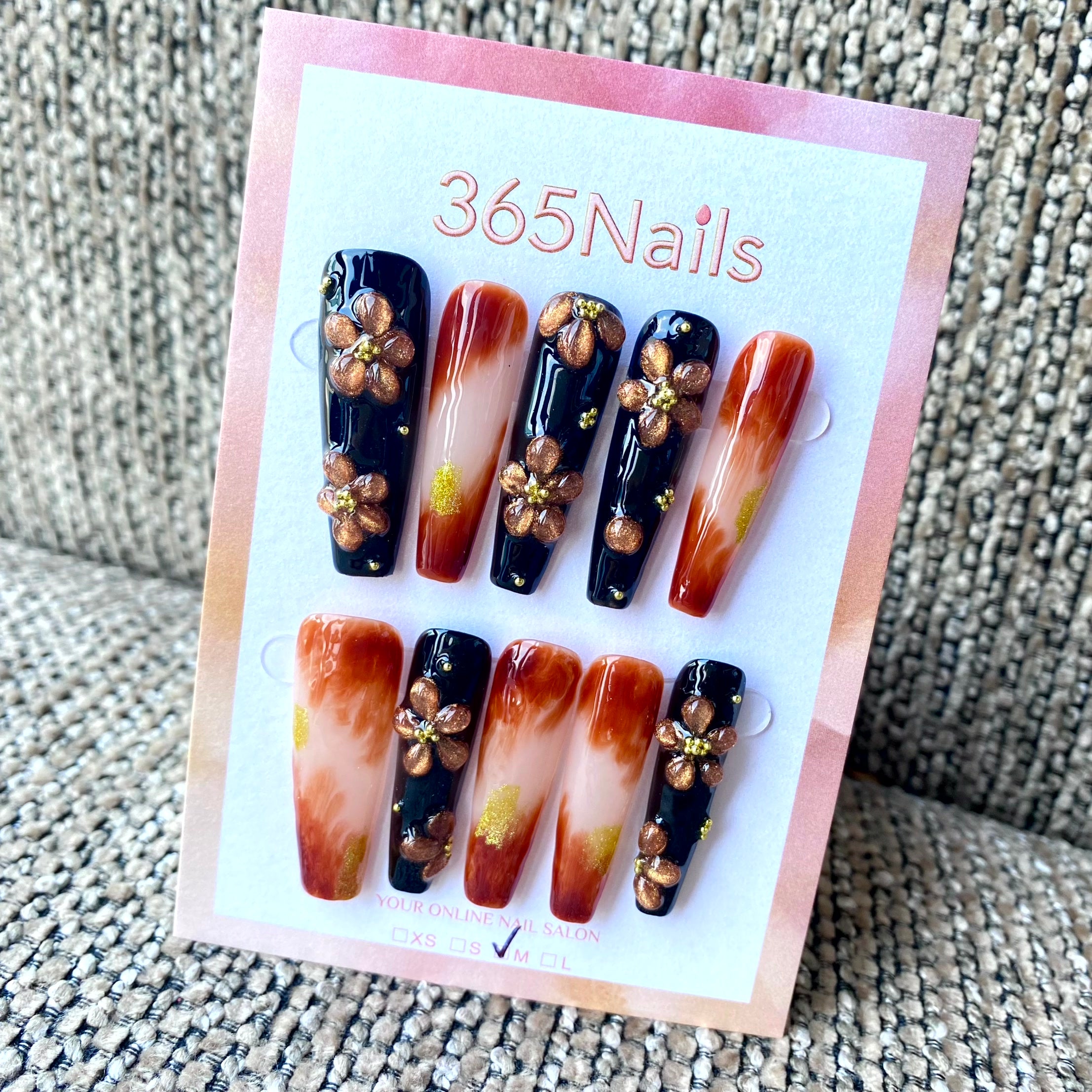 365nails: 호박빛 블룸 누아르 — 3D 플라워 & 그라데이션 수제 코핀형 네일